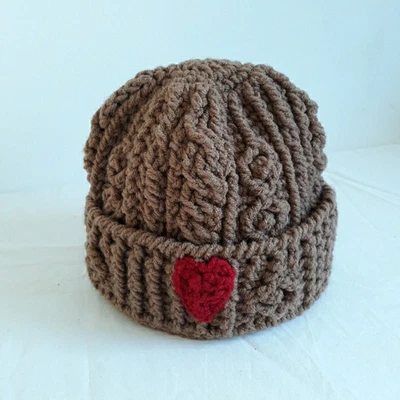 Gorro tejido hecho a mano grueso marrón algodón rojo corazón Foto 1 de 4