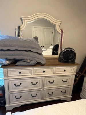 Beautiful Queen Bedroom set with matching desk and chair - Image 1 of 4