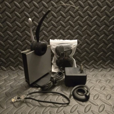 GN Netcom Wireless Office Headset with Base & AC Adapter Extra Ear Pads - Image 1 of 4