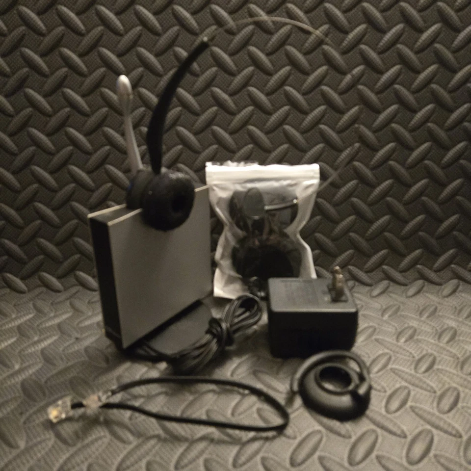 GN Netcom Wireless Office Headset with Base & AC Adapter Extra Ear Pads - Image 1 of 4