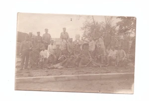 Foto AK Landser Gruppenbild Axt Winkel Beil Zimmerleute? - Picture 1 of 2
