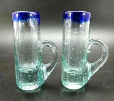 Juego de 2 vasos de chupito raros soplados en boca con asas borde azul cobalto peregrino  Foto 1 de 4