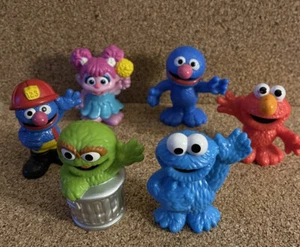 Menge 6 Sesamstraße Figuren Oscar Krümelmonster Elmo & mehr 3" groß - Bild 1 von 9