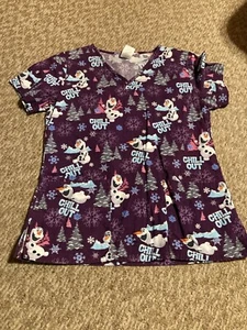 Disney Olaf Winter Chill Out Scrub Top, Gr. XS, V-Ausschnitt, 3 Taschen - Bild 1 von 3