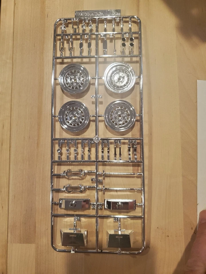 Testors doyusha otaki 1/12 countach i sprue - Image 1 of 1