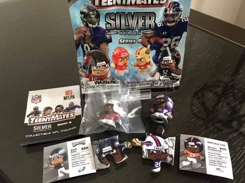 Teenymates NFL Series 9 Lockers and Players - You pick! Mahomes Jackson Tua Cover