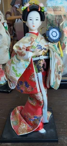 Japanische Geisha Puppe mit Kimono 12 Zoll auf schwarzem Holzsockel - Bild 1 von 4