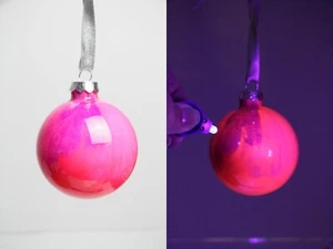 Pintura fluida reactiva UV Blacklight vidrio redondo adorno de Navidad - rosa púrpura - Imagen 1 de 10
