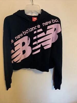 Sudadera corta con capucha New Balance para mujer con logotipo rosa talla pequeña  Foto 1 de 4