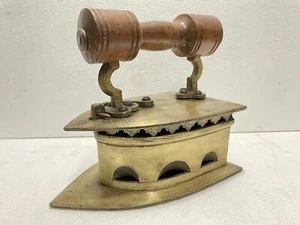 ANTIGUA PLANCHA DE PRENSA GRANDE VINTAGE HECHA A MANO LATÓN CARBÓN LAVANDERÍA CON MANGO DE MADERA - Imagen 1 de 12