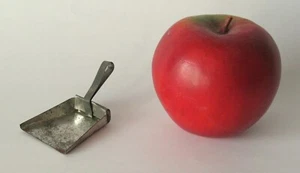 Antique tinsmith-made miniature handled dustpan or Scoop Doll House Folk Art - Picture 1 of 3