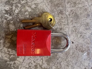 Masterlock 6835RED SAFTEY Lockout Padlock. Pro Series. REKEYABLE - Picture 1 of 3
