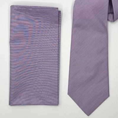 Turnbull & Asser $375 JUEGO DE COINCIDENCIAS Corbata a Rayas Finas Púrpura y Blanco y Cuadrado de Bolsillo Foto 1 de 4