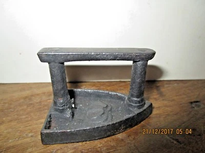 TRES PETIT FER A REPASSER ANCIEN EN FONTE - Photo 1/4