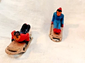 Barclay slitta 2 slitte slitte villaggio invernale figure piombo blu rosso nero - Foto 1 di 6