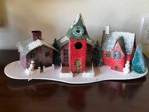 3 Putz Schnee Dorf Häuser & Kirche auf einem Pappsockel mit Flaschenbürste Bäume - Bild 1 von 11
