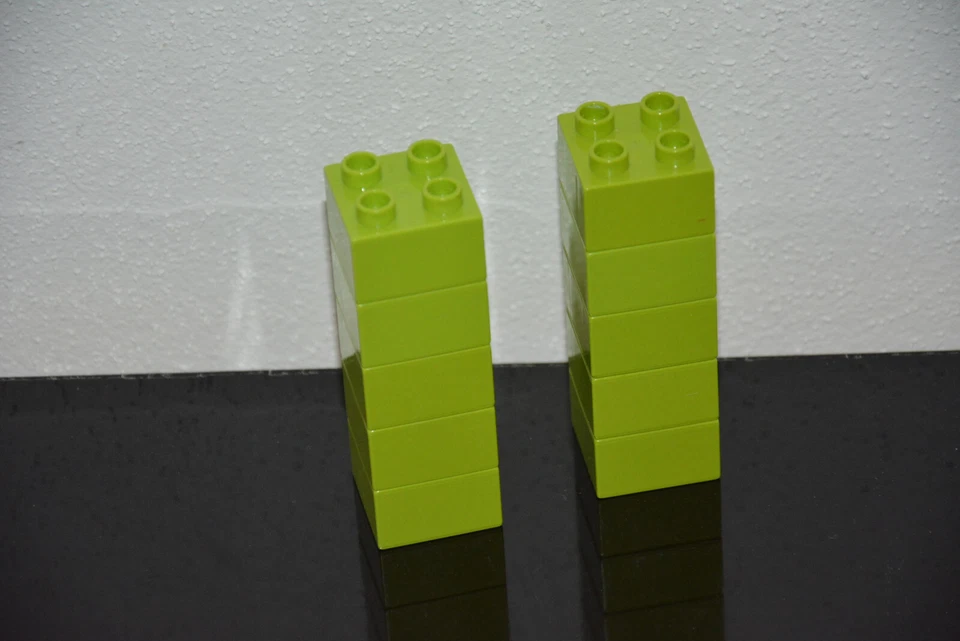 LEGO® DUPLO - 10 x 4er Noppen Steine - 2 x 2 Noppen - HELLGRÜN - selten - Bild 1 von 1
