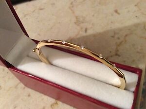 SIGNED ROBERTO COIN PARISIENNE 18K YL GOLD AND DIAMOND BANGLE BRACELET 