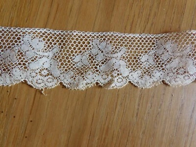 Dentelle ancienne  broderie sur tulle de fleurs 2 m x 4 cm - Photo 1/3