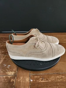 Allen Edmonds Carson Wingtip Men's Shoe Sneaker Size 8.5 3E Tan Beige Suede 4323 - Picture 1 of 10