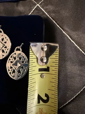 Pendientes Montana Smith nuevos con etiquetas. Piedra transparente en el medio. Tono plateado Foto 1 de 4