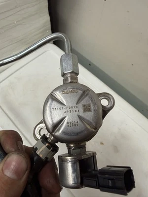 Bomba montada en motor de combustible Toyota Camry 18 19 20 21 22 2023 solo OEM 23101F0010 Foto 1 de 4