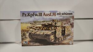 Pz.Kpfw.III Ausf.M mit Schürzen Tkom 8002 Panzer III carro armato 1-35 modellino