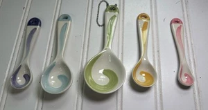 Set di 5 cucchiaini a vortice in ceramica misuratore Pixie - Foto 1 di 12