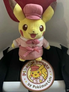 Peluche Ufficiale Pikachu Dolci Rosa Chef Pokemon Caffè Giappone Patissiere Esclusivo - Foto 1 di 1