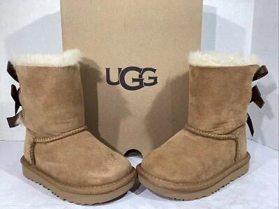 Botas de invierno UGG para niños pequeños talla 8 EU 25 gamuza castaño Bailey Bow II forradas AJ-434 Foto 1 de 4