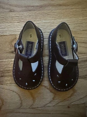 Sapatos infantis L'amour tamanho 5 couro vermelho escuro encaixe sob fecho de fivela - Imagem 1 de 4