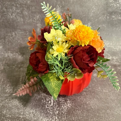 Arreglo Floral Imitación Otoño en Maceta Decorativa Calabaza - Decoración Hogar u Oficina Foto 1 de 4