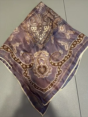 Bufanda Vintage Púrpura Iridiscente Diseño Paisley Hecha a Mano 100% Acetato Dobladillo Enrollado Foto 1 de 4