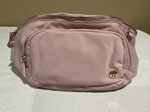 Lululemon Everywhere Gürteltasche Extra Large Metal in Pink Haze/Gold Neu mit Etikett - Bild 1 von 24