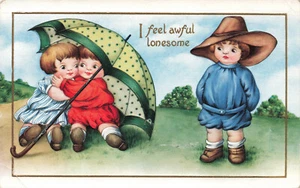 ALTE POSTKARTE KINDER UNTER SCHIRM EIN KIND DRAUSSEN ICH FÜHLE MICH EINSAM 021422 - Bild 1 von 2