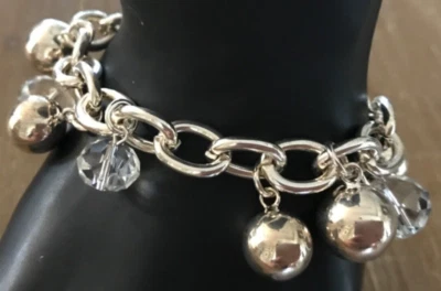 Pulsera RETRO Firmada Chico's Tono Plata Bolas y Cristales de Vidrio, Corazón Dije Foto 1 de 4
