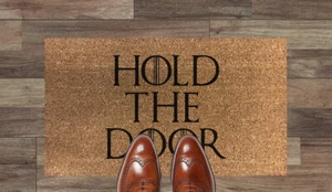 Zerbino STENCILED Coir TENDI LA PORTA 40cm x 70cm Interno Coir Game of Thrones - Foto 1 di 3