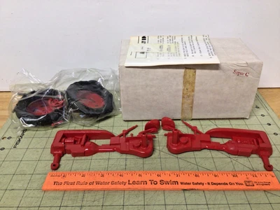 Vintage 1/16 Farmall Super C plastic narrow front tractor kit Classic Farm Toy - Image 1 of 4