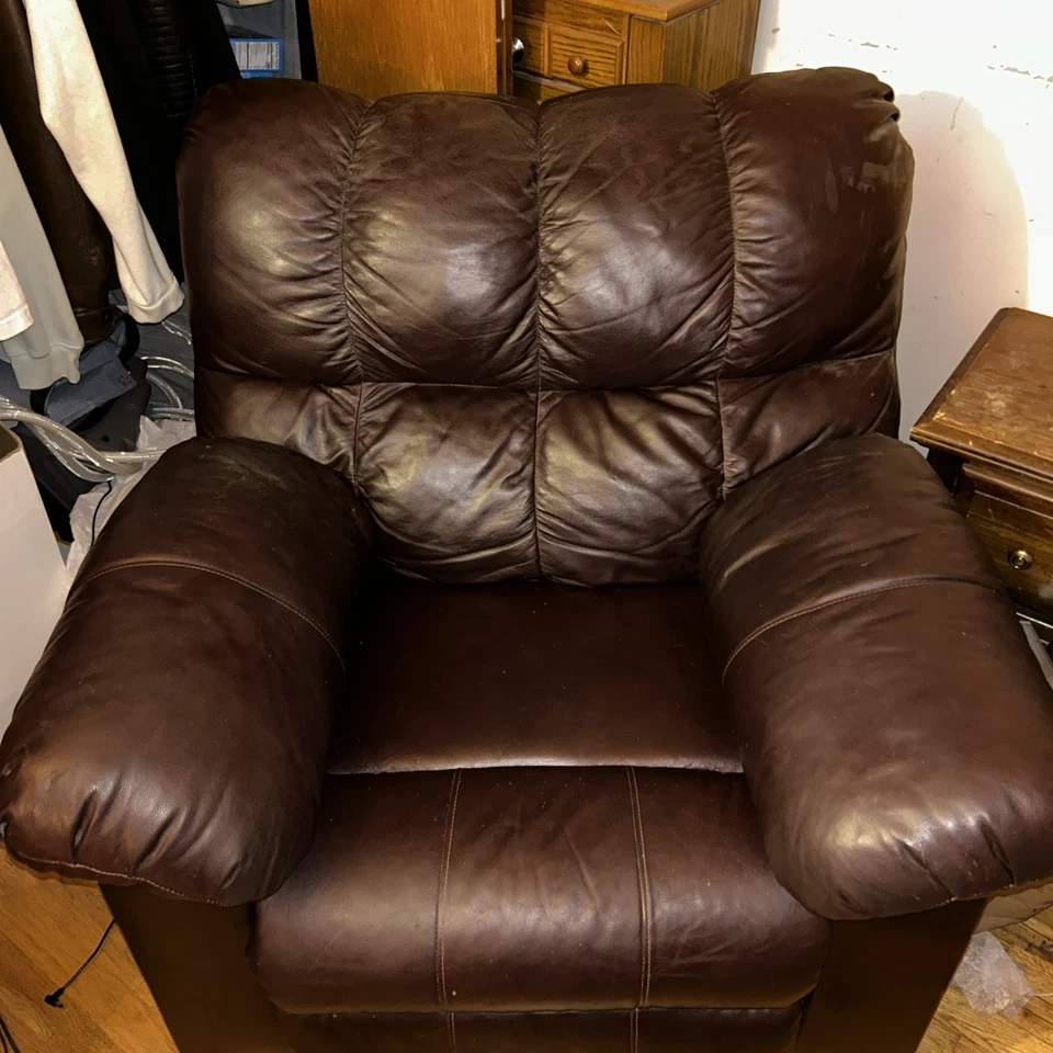 Great Looking Almost Brand New Recliner - Image 1 of 1