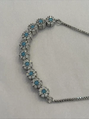 Pulsera enchapada en oro blanco de 18k con piedras transparentes y azules ajustable Foto 1 de 4