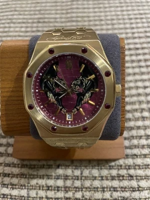 Reloj para hombre Ed Hardy tono dorado con joyas rojas de imitación alrededor de la cara Foto 1 de 4