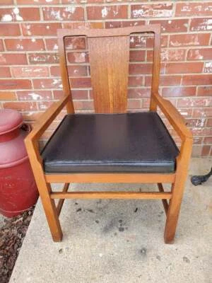 Silla de comedor HIBRITON de nogal asiento acolchado de vinilo negro respaldo curvo #2 Foto 1 de 4