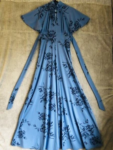 70er Vintage Kleid UK 8 Cape Ärmel hochgeschlossen blau Blumen Maxi lang Made England - Bild 1 von 11