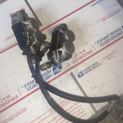 Juego de pinzas de freno Yamaha FZR600 1982 Foto 1 de 4