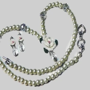 White Porcelain Rose and pearl necklace and earrings, Vintage style bride - Bild 1 von 5