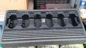 MOTOROLA, CARGADOR DE 6 BANCOS, NTN4796A - Imagen 1 de 2