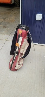 Bolsa de golf Ping Karsten Stand roja hecha en EE. UU. Foto 1 de 4