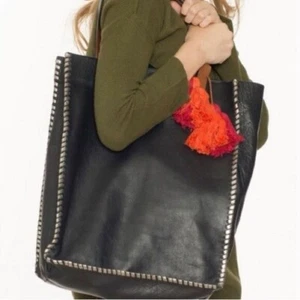 Borsa a tracolla e nappe grande shopping tote in pelle nera con punto frusta marca Lucky - Foto 1 di 14