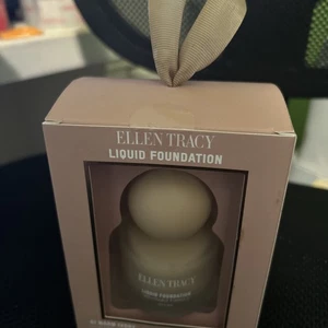 Ellen Tracy Liquid Foundation 01 Warm Ivory /long-lasting finish 40ml NEW!! - Picture 1 of 5