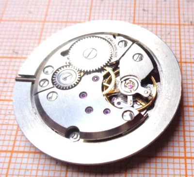 Älteres Handaufzugwerk Peseux 7040 defekt Unruhe OK Teilewerk M - Image 1 of 2